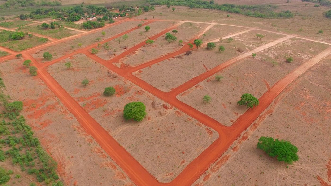 Bela Serra em 2016: ruas de terra recém-abertas sobre o cerrado